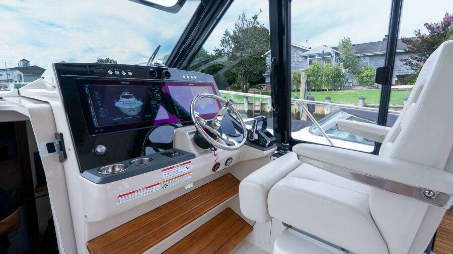 2024 Boston Whaler 405 Conquest