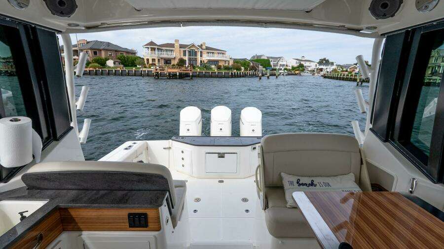 2024 Boston Whaler 405 Conquest
