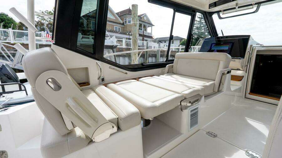 2024 Boston Whaler 405 Conquest