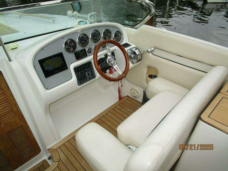 28' Chris-Craft helm1