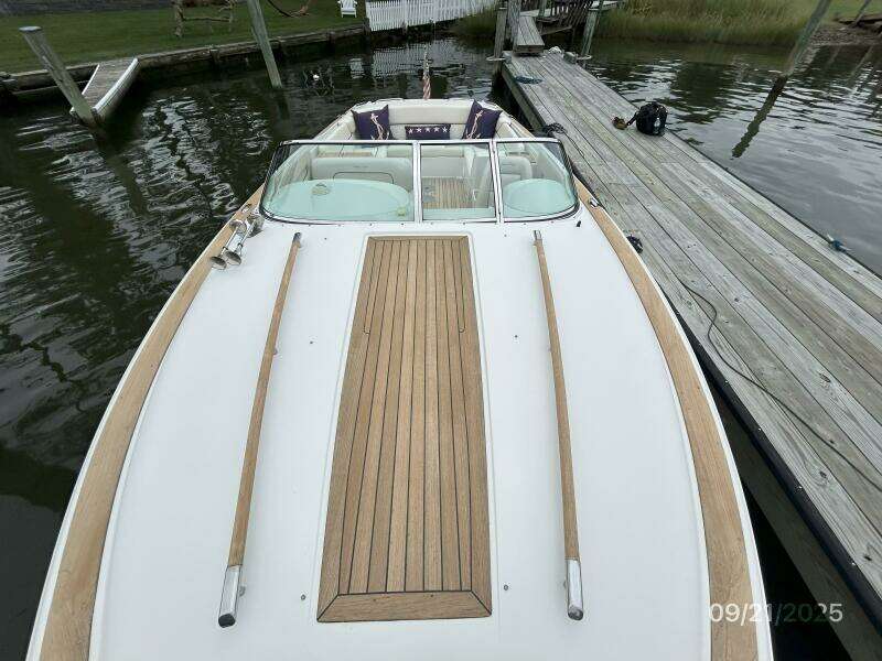 28' Chris-Craft foredeck aft1