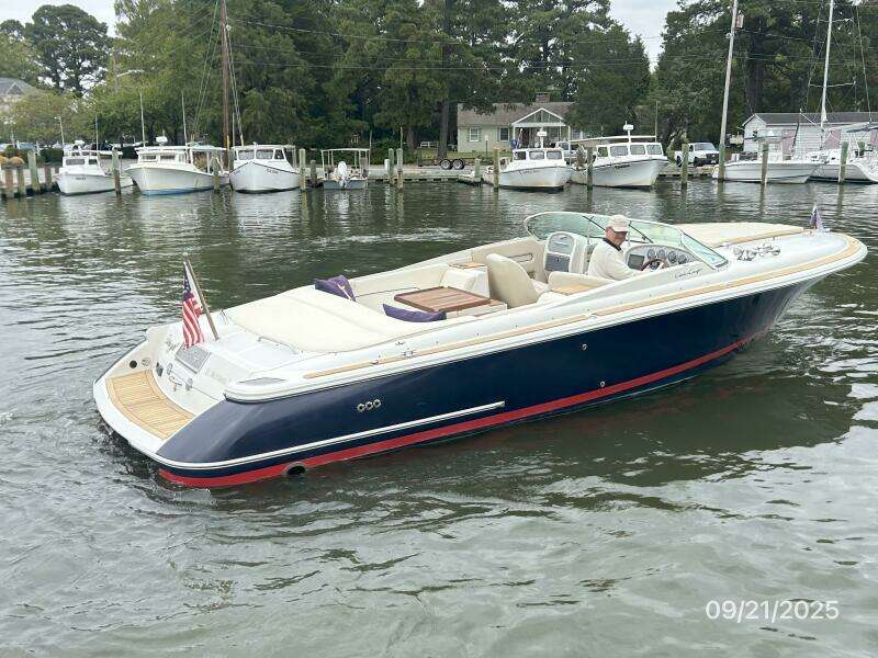 28' Chris-Craft starboard aft profile