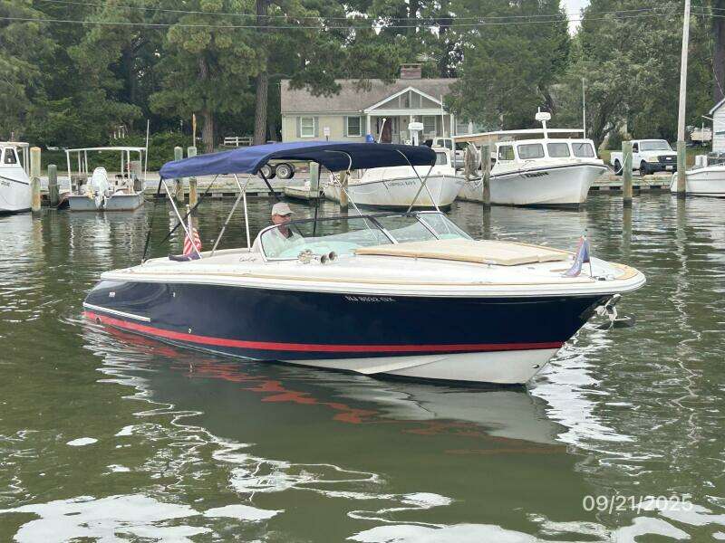 28' Chris-Craft starboard forward profile