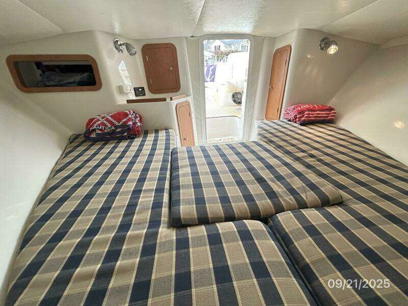 28' Chris-Craft cabin aft