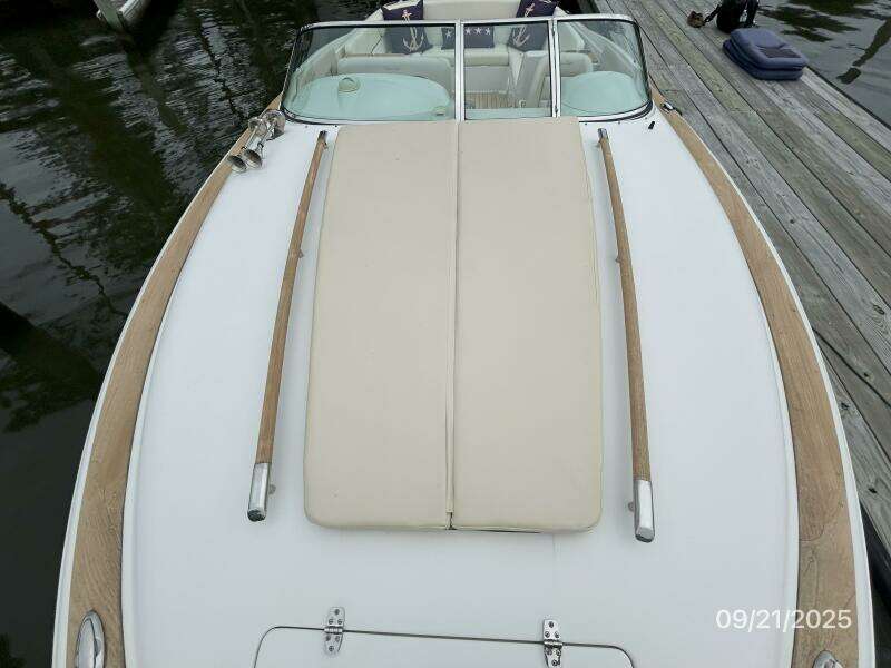 28' Chris-Craft foredeck aft2
