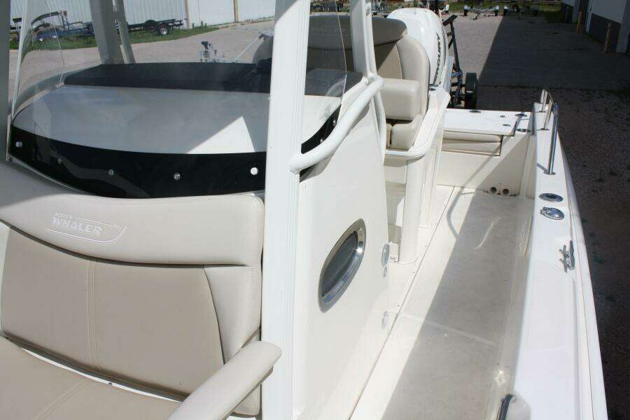 2021 Boston Whaler 270 Dauntless
