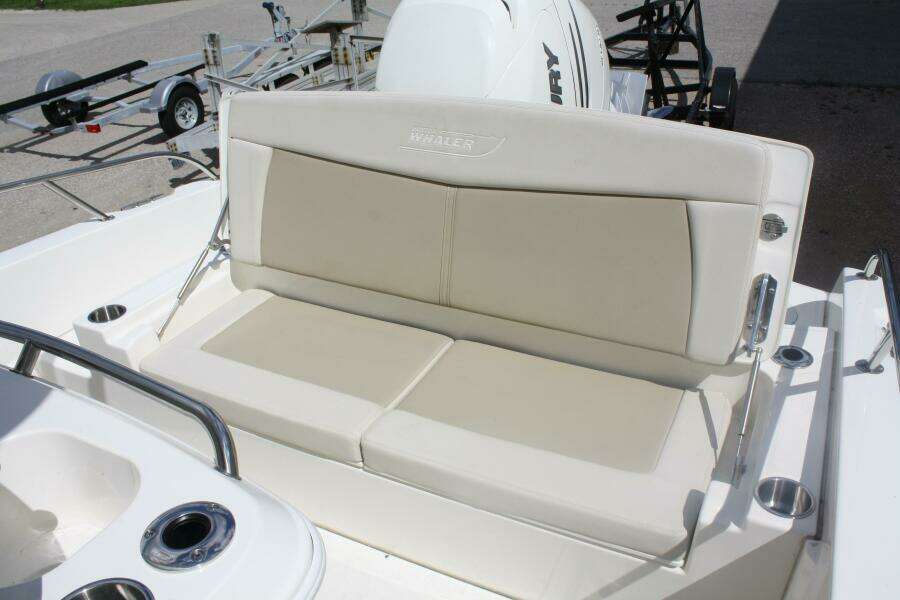 2021 Boston Whaler 270 Dauntless