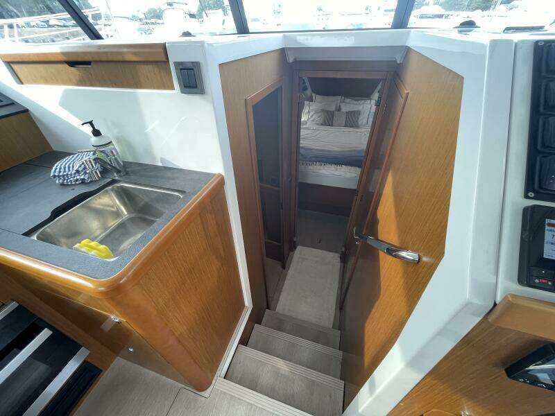 2018 Beneteau Swift Trawler 35- Flybridge