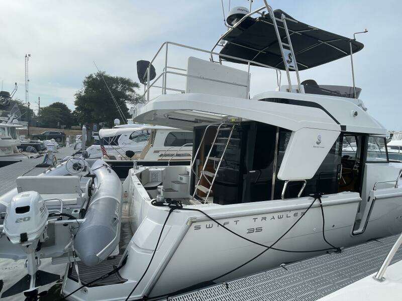 2018 Beneteau Swift Trawler 35- Flybridge