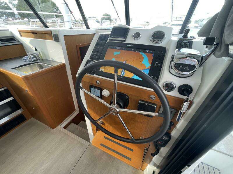 2018 Beneteau Swift Trawler 35- Flybridge