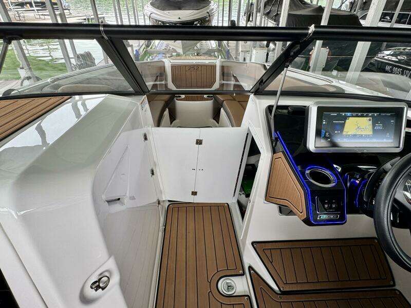 2024 Yamaha Boats 252 SD