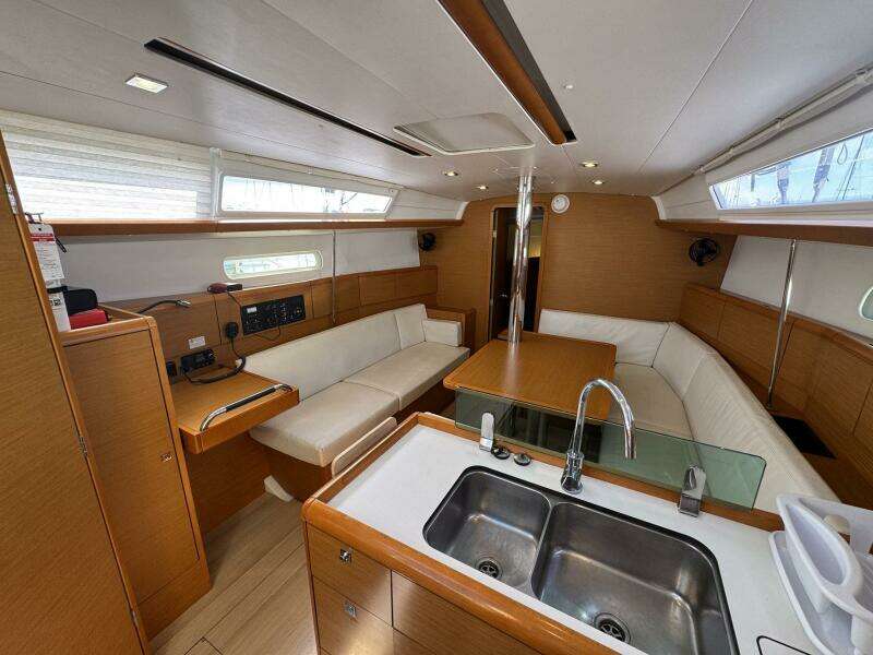 2018 Jeanneau Sun Odyssey 389