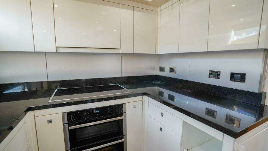 2012 Sunseeker 88 Yacht