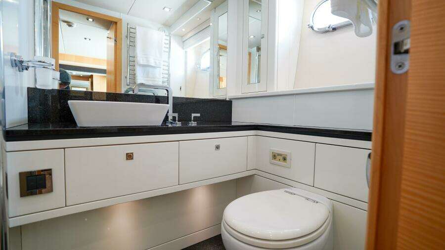 2012 Sunseeker 88 Yacht