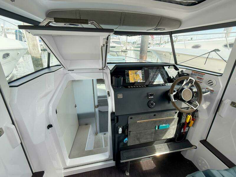 2023 Axopar 37 XC AFT CABIN