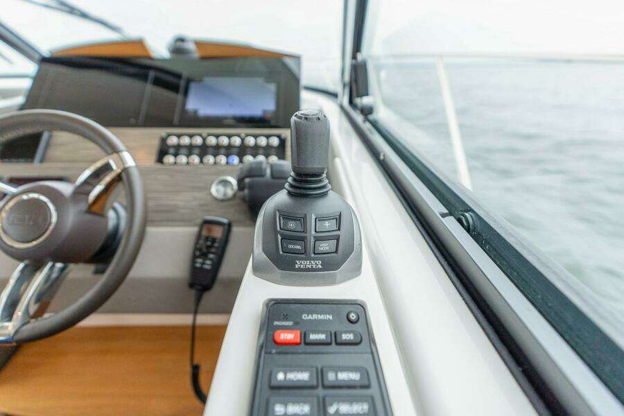 2021 Tiara Yachts 4400 Flybridge