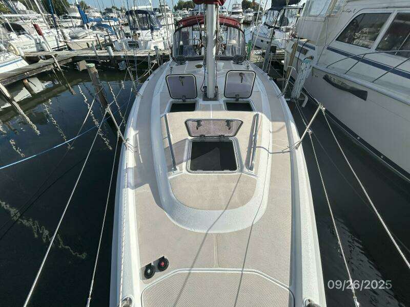 37' Hunter foredeck aft