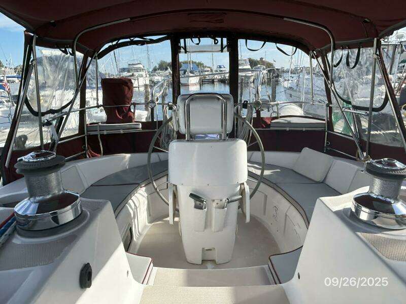 37' Hunter cockpit aft