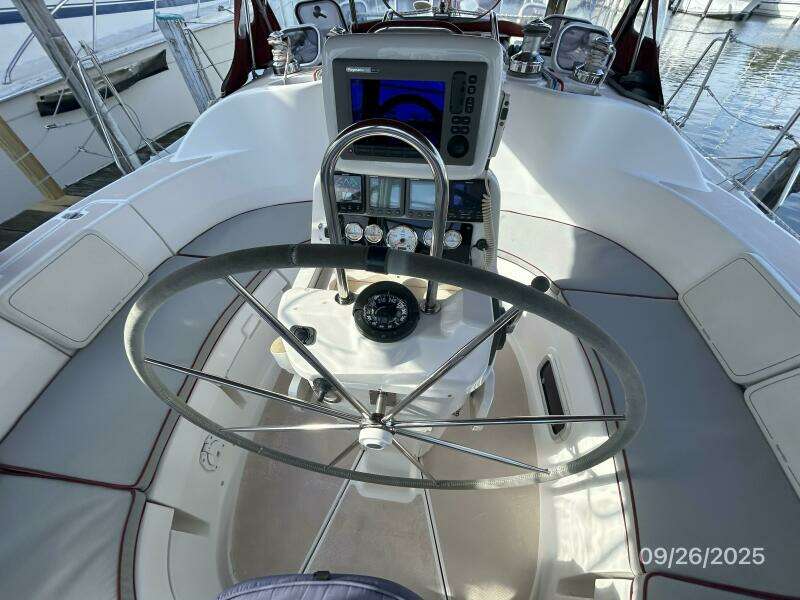 37' Hunter cockpit helm2