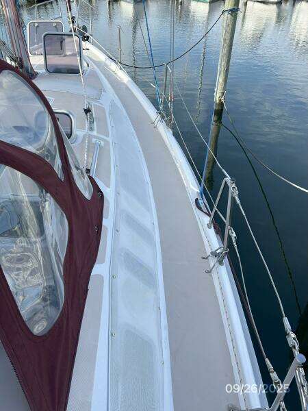 37' Hunter starboard side deck2