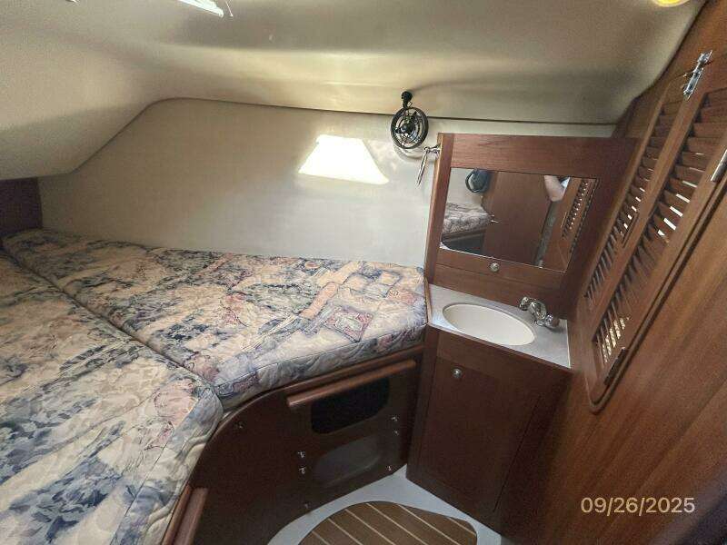 37' Hunter guest stateroom starboard