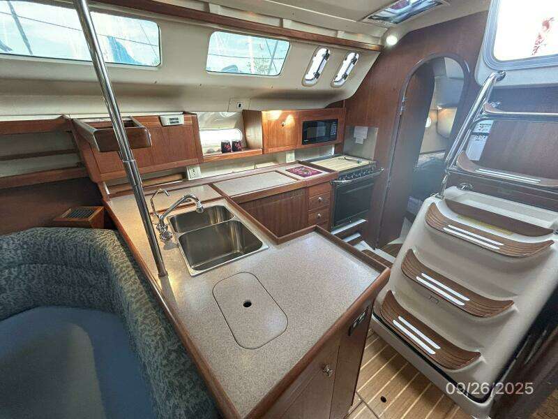 37' Hunter galley2
