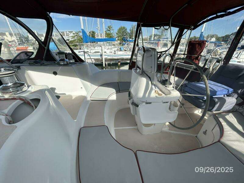 37' Hunter cockpit starboard