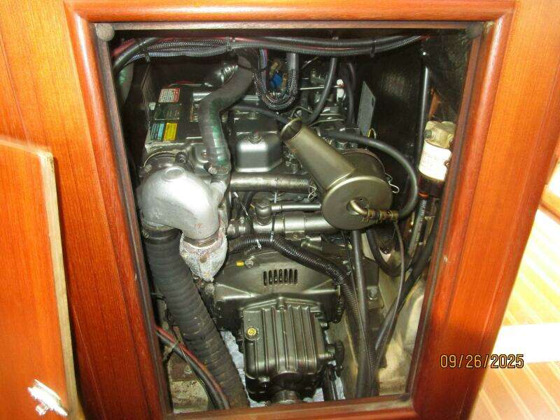 37' Hunter auxiliary access2