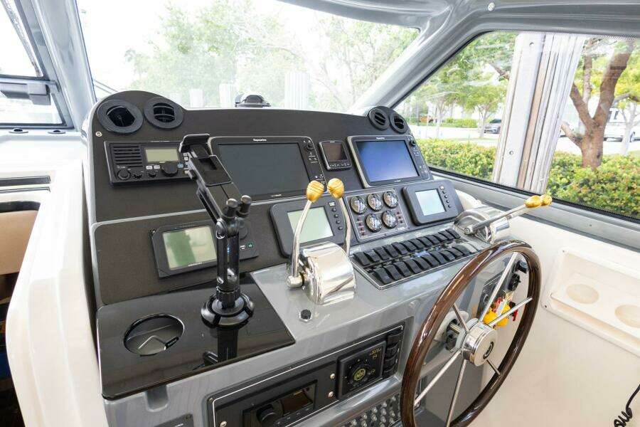 2000 Tiara Yachts 5200 Express