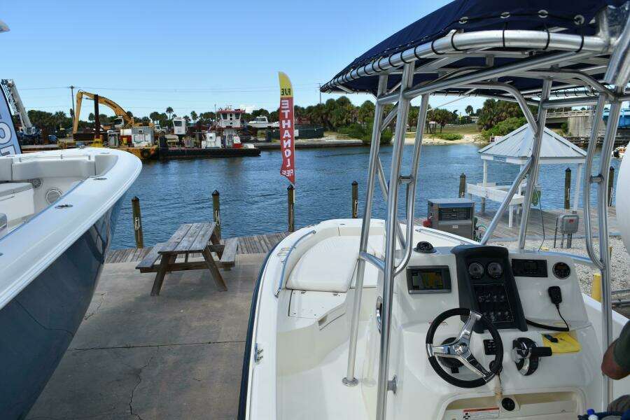 2010 Boston Whaler 230 Dauntless