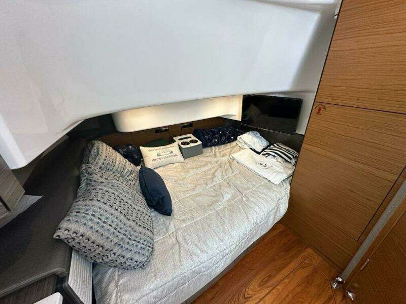 2021 Tiara Sport 43 LS