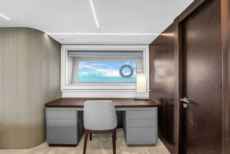 2024 Sunseeker Ocean 90 Enclosed / Ocean 182