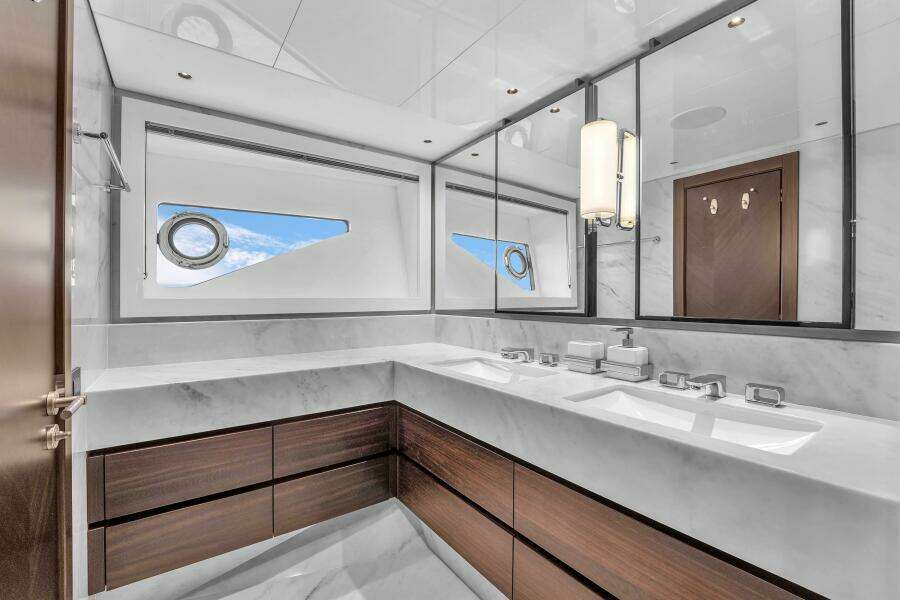 2024 Sunseeker Ocean 90 Enclosed / Ocean 182