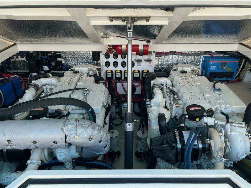 2000 Cabo 31 Express