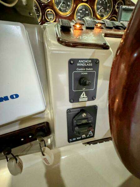 2002 Rinker 342 Fiesta Vee