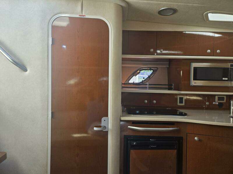 2010 Sea Ray 330 Sundancer