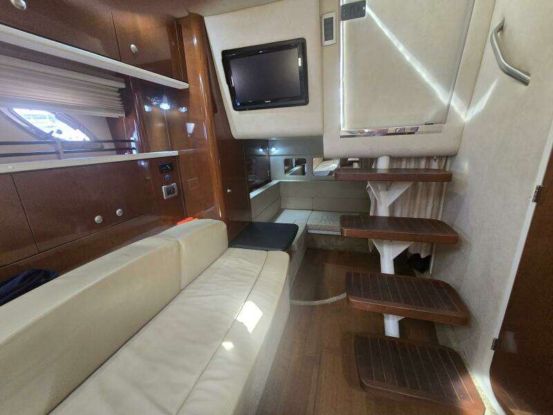 2010 Sea Ray 330 Sundancer