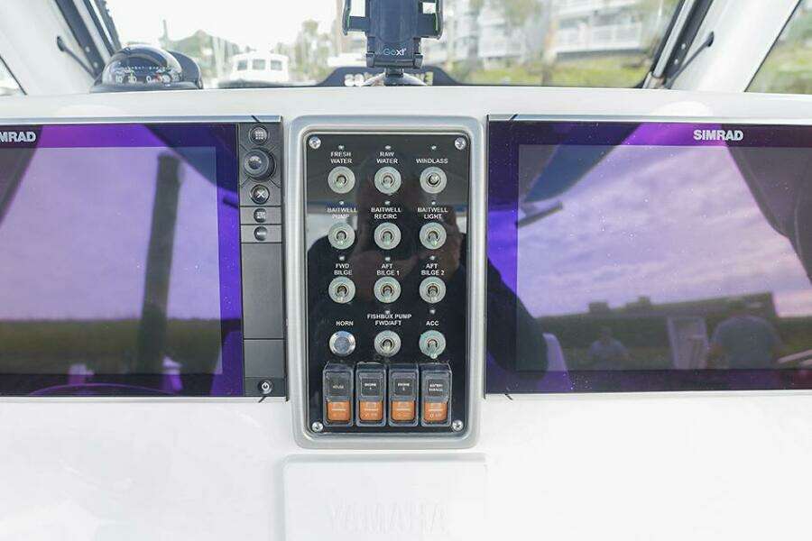 2015 Everglades 295 Center Console