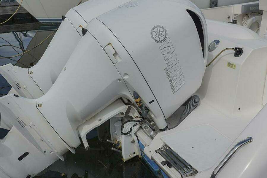 2015 Everglades 295 Center Console