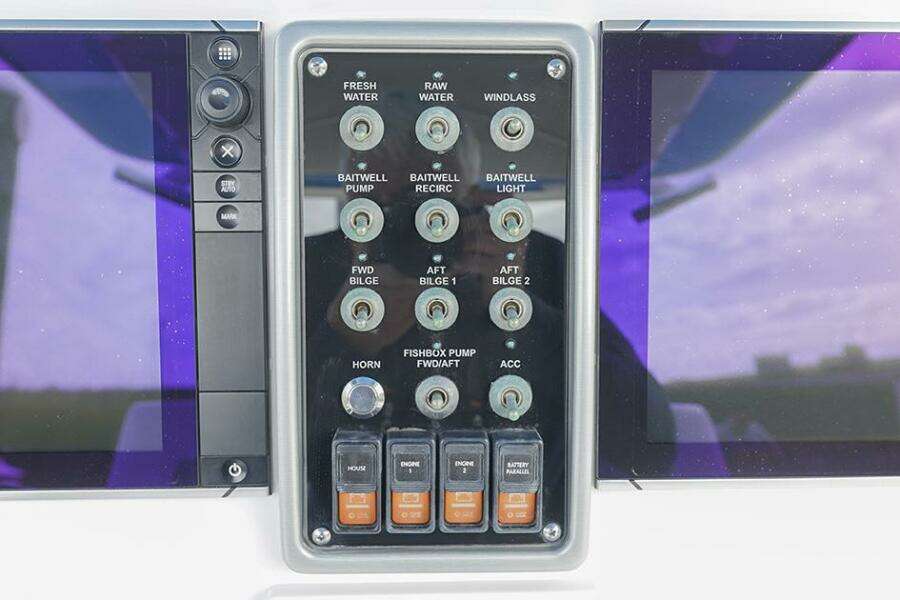 2015 Everglades 295 Center Console