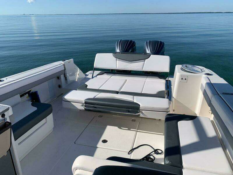 2021 Robalo R317 Dual Console