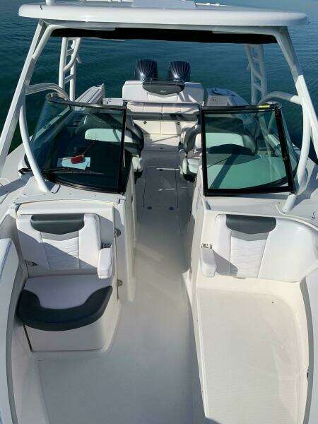 2021 Robalo R317 Dual Console