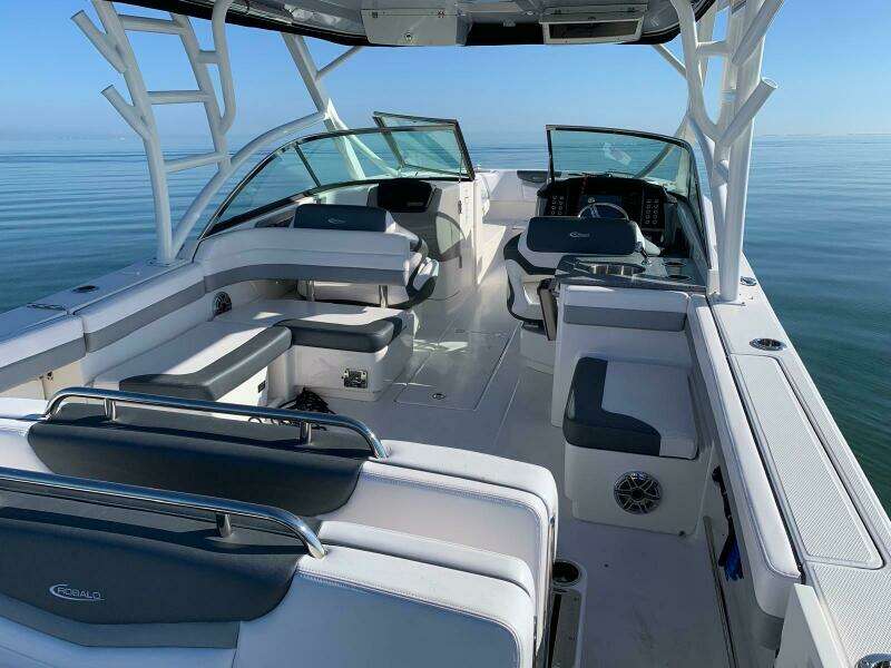 2021 Robalo R317 Dual Console