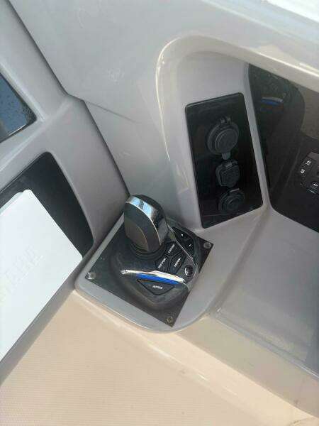 2021 Robalo R317 Dual Console