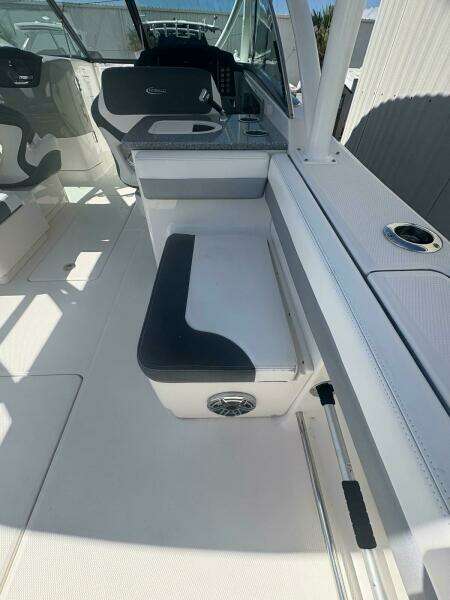 2021 Robalo R317 Dual Console