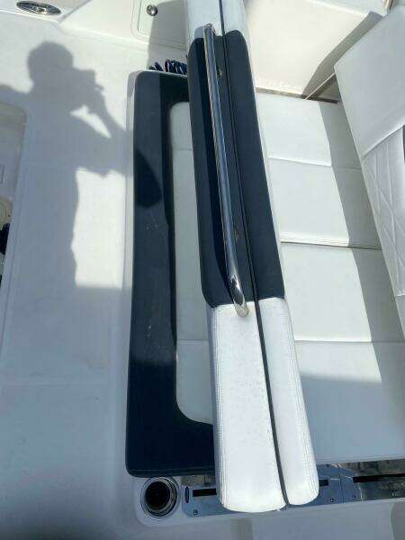 2021 Robalo R317 Dual Console