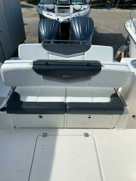 2021 Robalo R317 Dual Console