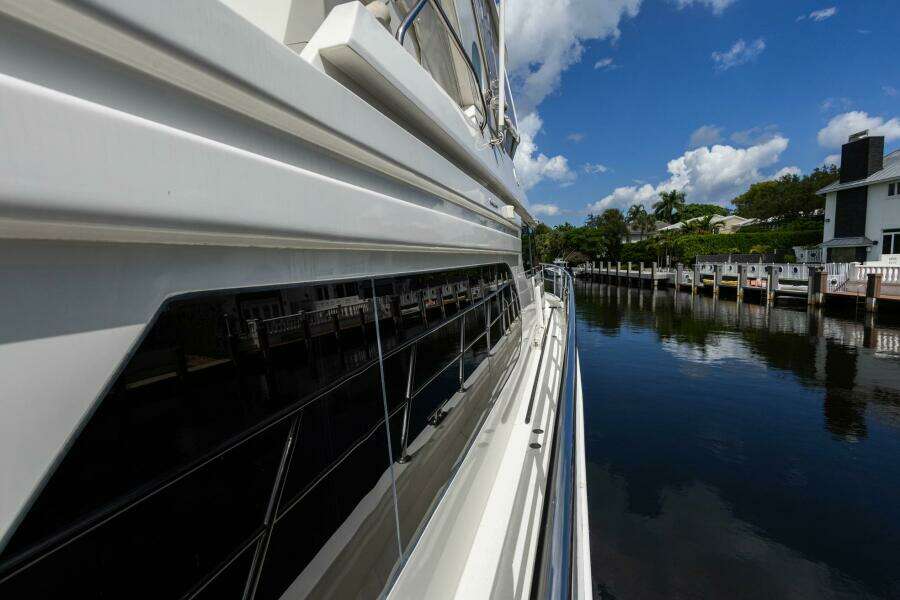 2005 Ocean Alexander Raised Pilothouse Flybridge Sedan