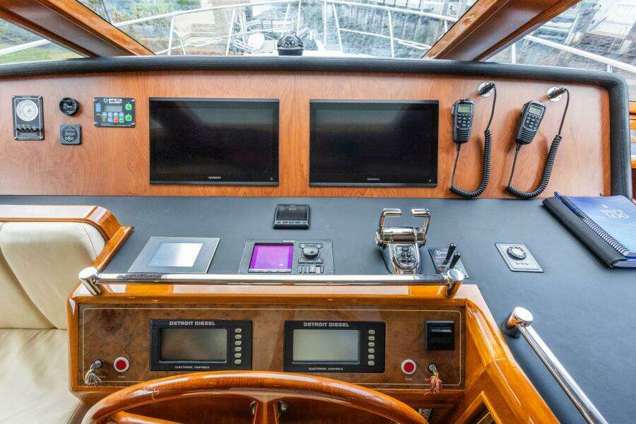 2005 Ocean Alexander Raised Pilothouse Flybridge Sedan