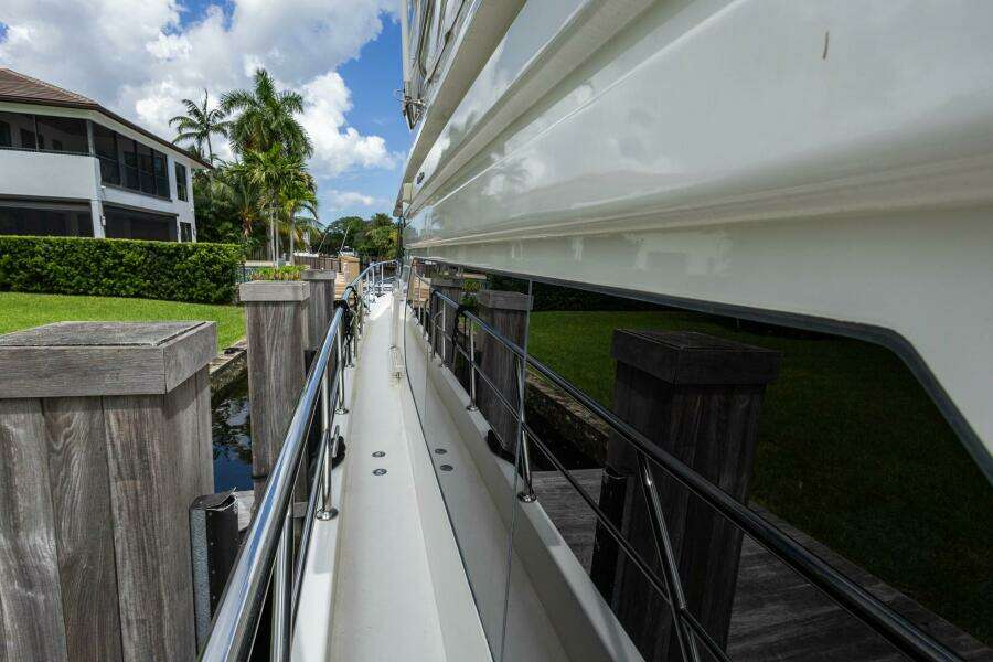 2005 Ocean Alexander Raised Pilothouse Flybridge Sedan